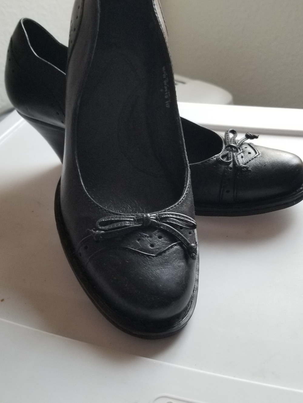 Born Black Leather Mid Heel Pumps